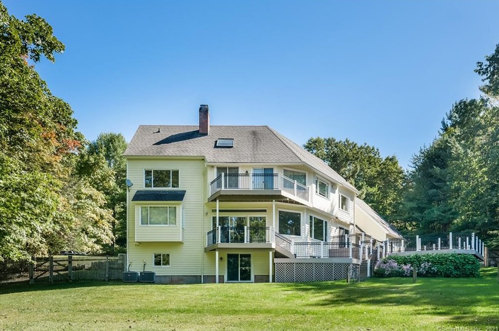 87 Oak Blf, Avon CT 06001-2808 exterior