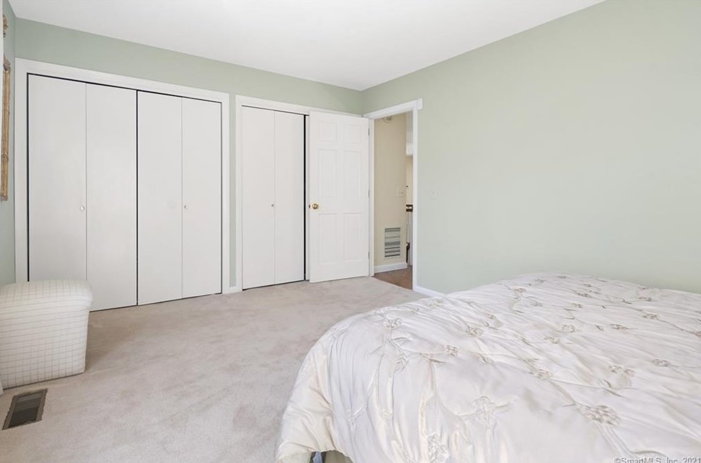 87 Oak Blf, Avon CT 06001-2808 exterior