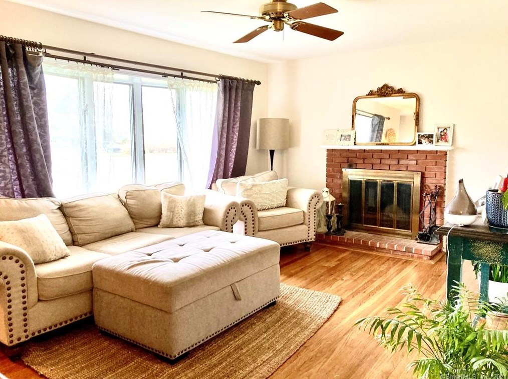 56 Osage Dr, Wallingford CT  06492-2812 exterior