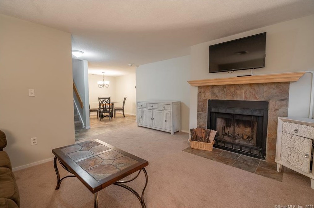 2 Valley Run Dr, Cromwell, CT 06416-2576