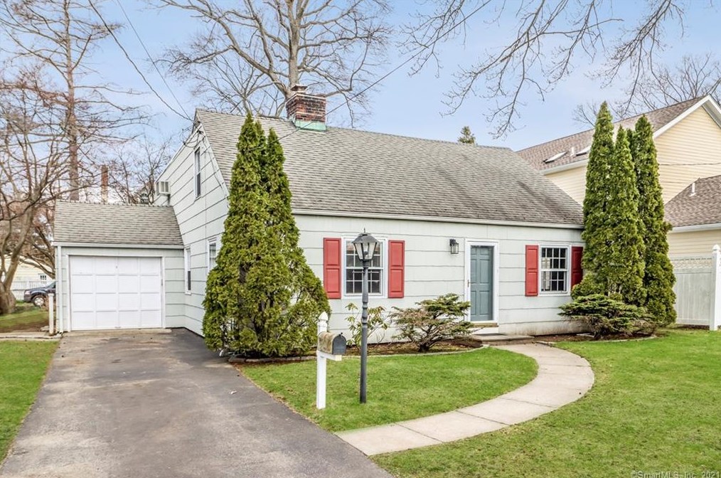 1 Mulberry Ln, Cos Cob, CT 06807