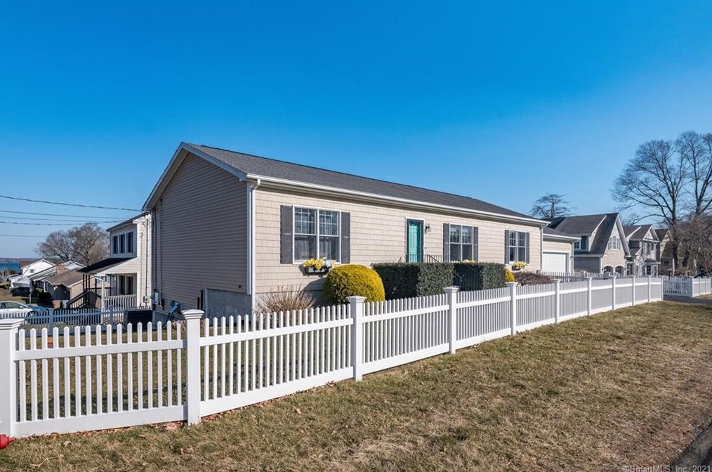 4 Sunrise Ave, Niantic, CT 06357