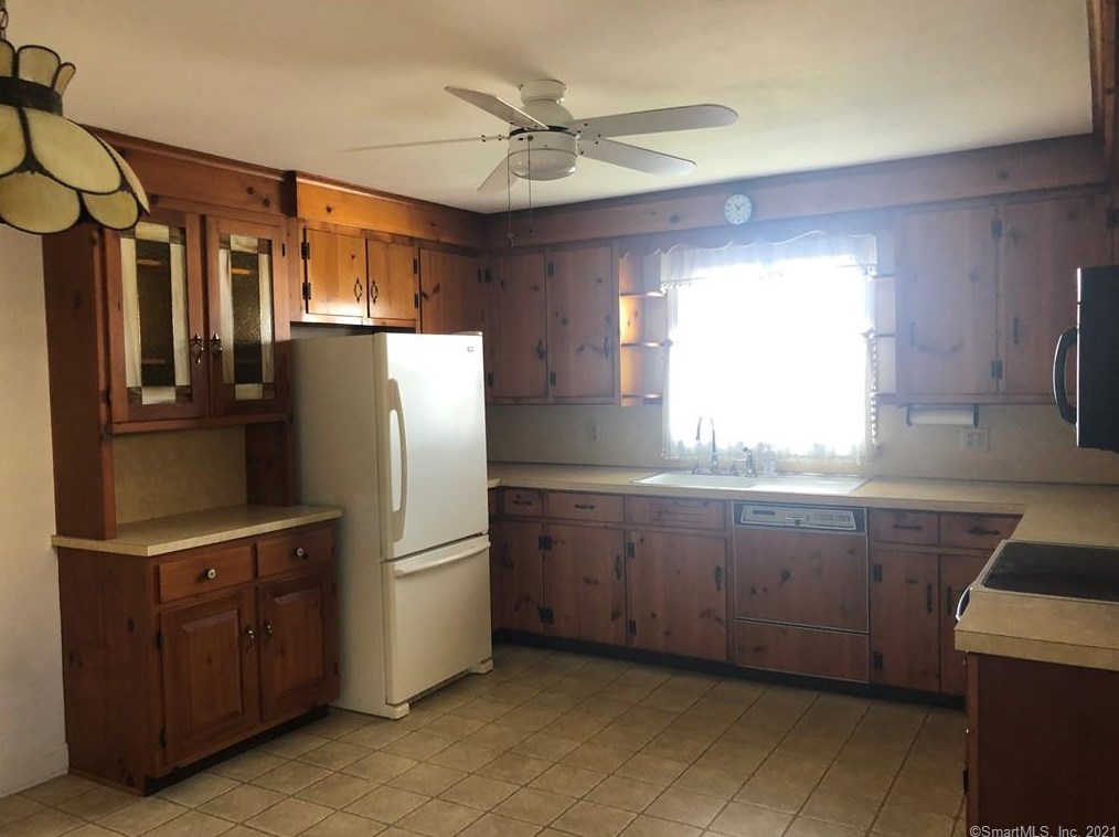 15 Crestwood Dr, Meriden CT  06450-6467 exterior