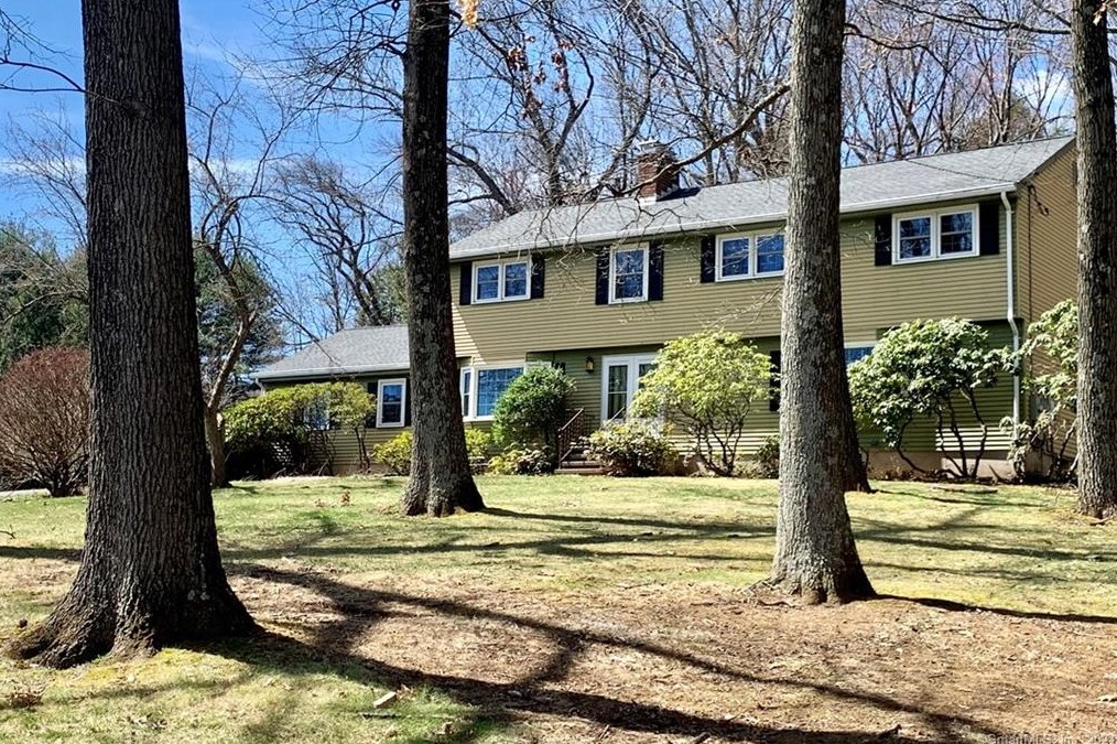 7 Elaine Dr, Simsbury CT  06070-1624 exterior