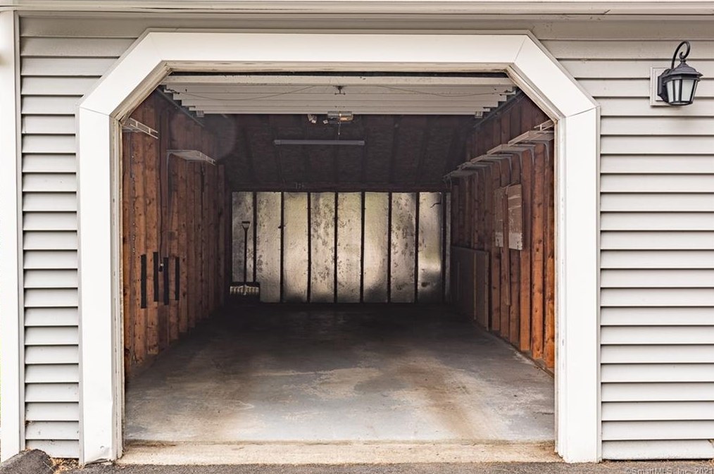 43 Rivendell Dr, Huntington CT  06484-4334 exterior