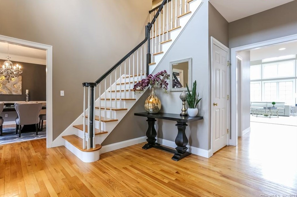 8 Meridian Ridge Dr, Newtown, CT 06470-1262