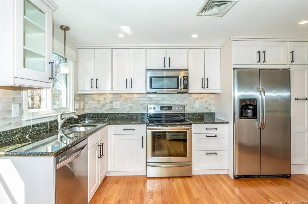 5 Clearfield Rd, Simsbury, CT 06092-2209