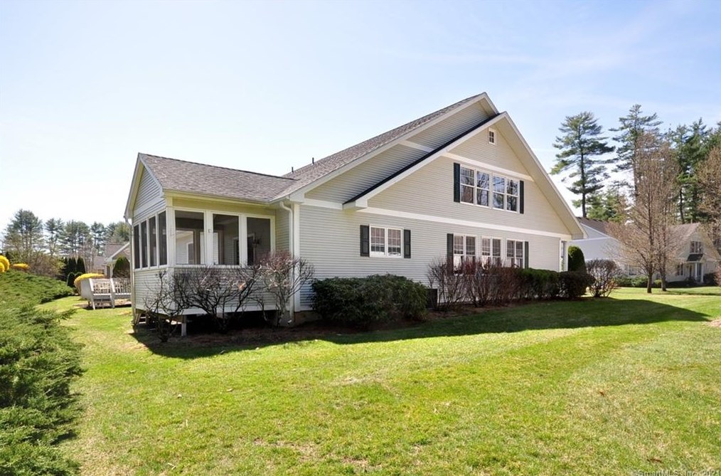 8 Larkspur Ln, Avon CT 06001-4346 exterior