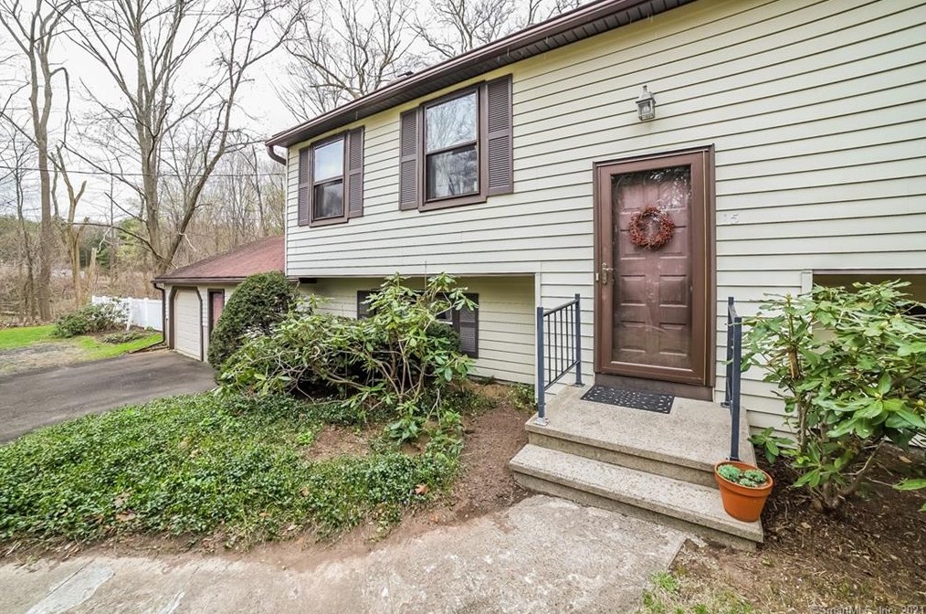 15 Mansion Rd, Wallingford, CT 06492