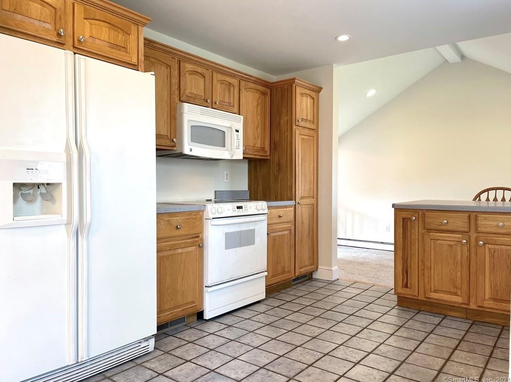 816 Riverton Ter, Stratford CT  06614-3348 exterior