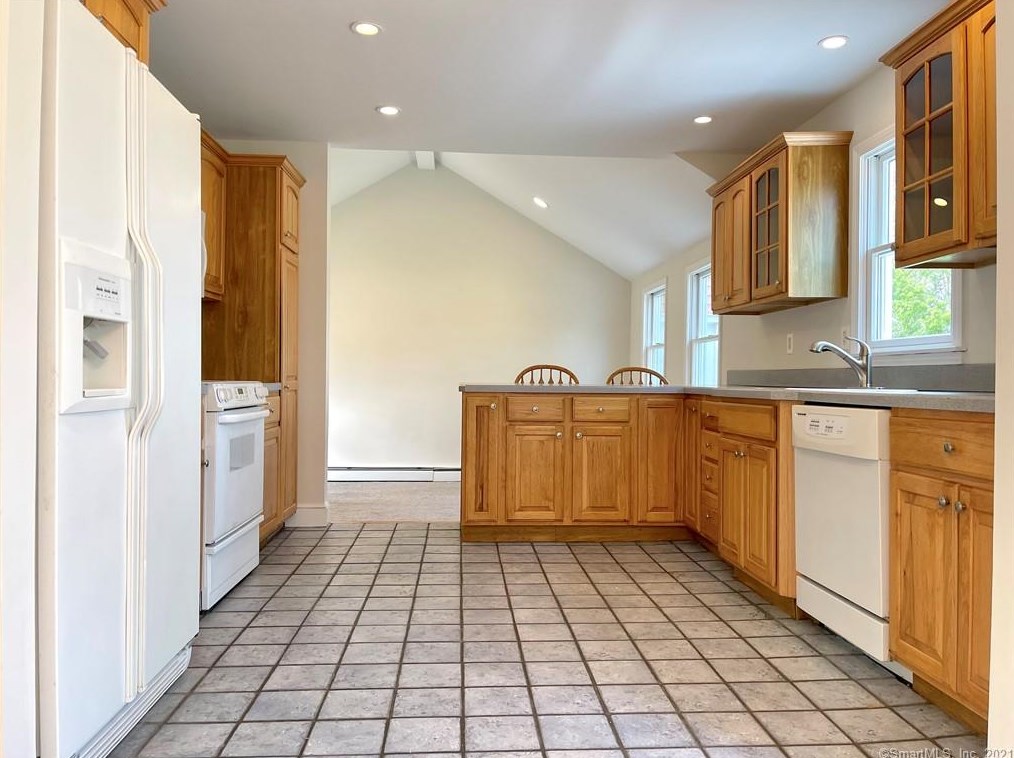 816 Riverton Ter, Stratford CT  06614-3348 exterior