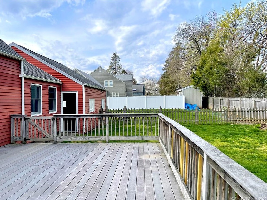 816 Riverton Ter, Stratford CT  06614-3348 exterior