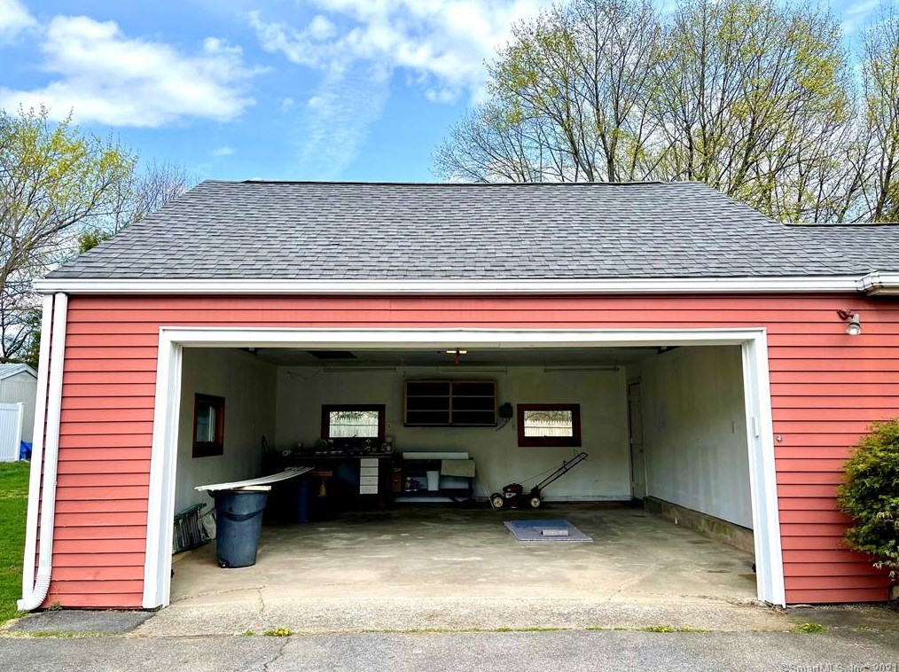 816 Riverton Ter, Stratford CT  06614-3348 exterior