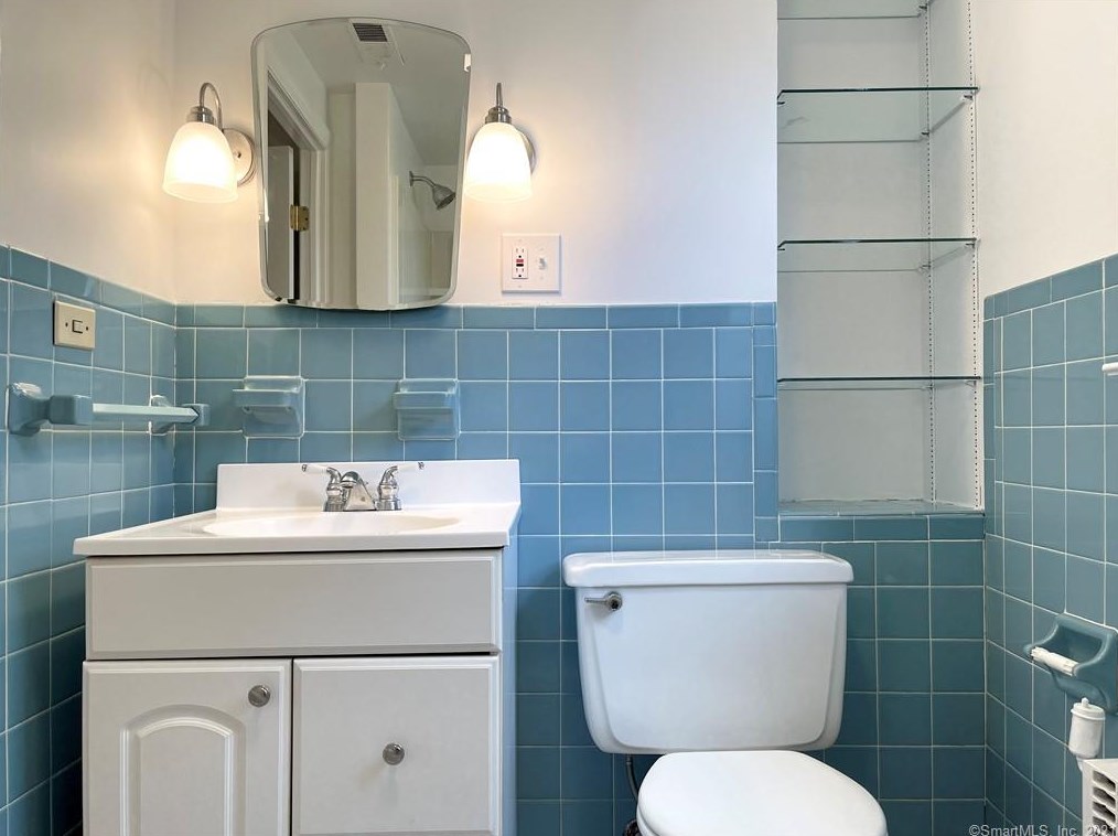 816 Riverton Ter, Stratford CT  06614-3348 exterior