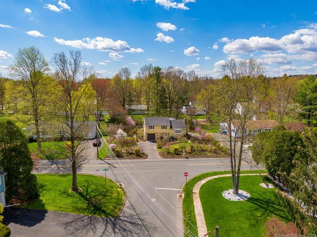 6 Newport Dr, Bloomfield, CT 06002