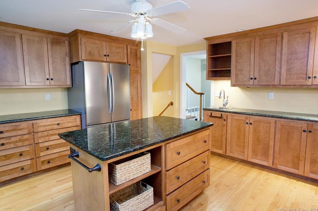 10 David Dr, Simsbury CT  06070-3041 exterior