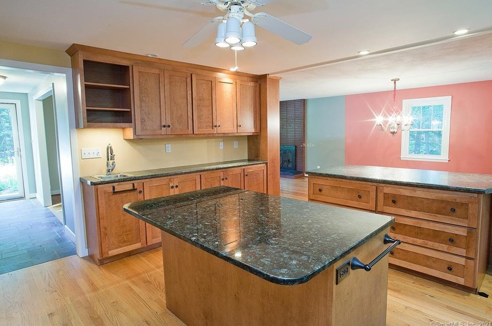 10 David Dr, Simsbury CT  06070-3041 exterior