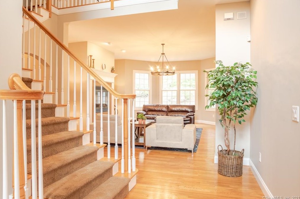 17 Pearl St, Sandy Hook, CT 06482-1246