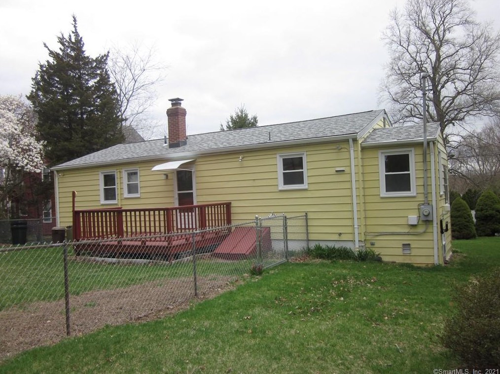 7 May Ave, Quaker Hill, CT 06375