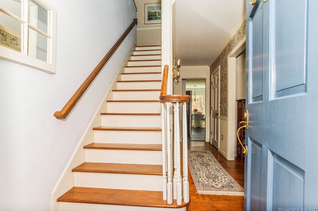 45 W Hills Rd, Ivoryton, CT 06442