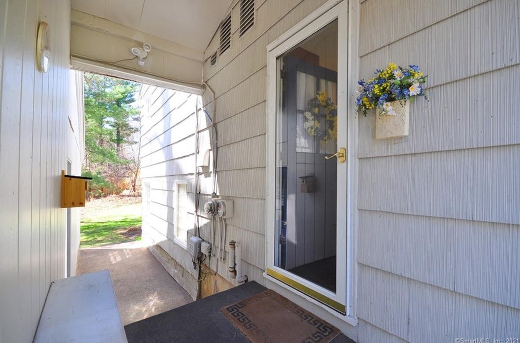 1 Evergreen Dr, Simsbury, CT 06089-9753