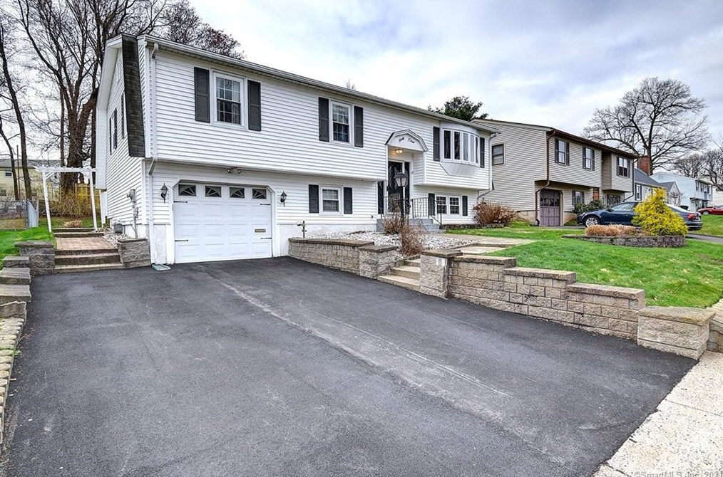 43 Southwood Dr, Hartford, CT 06110-1935
