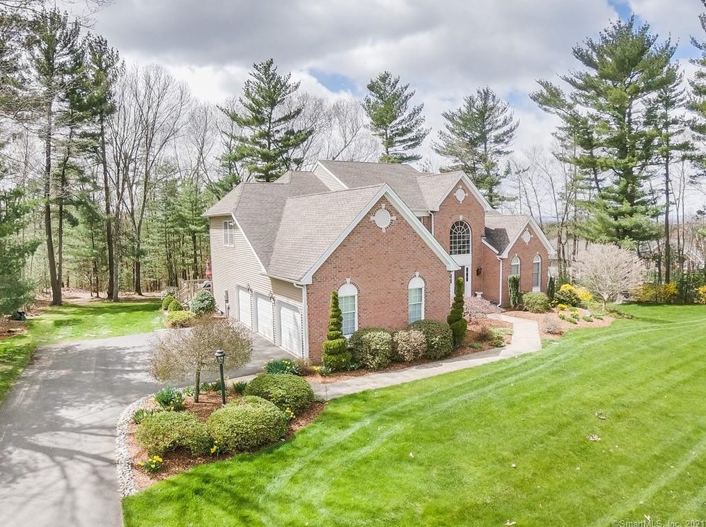 4 Quarterhorse Dr, Ellington, CT 06029-3530