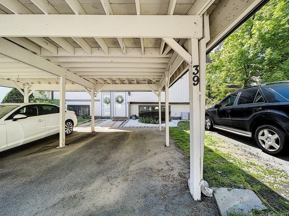 39 Shad Row, Suffield CT  06078-1922 exterior