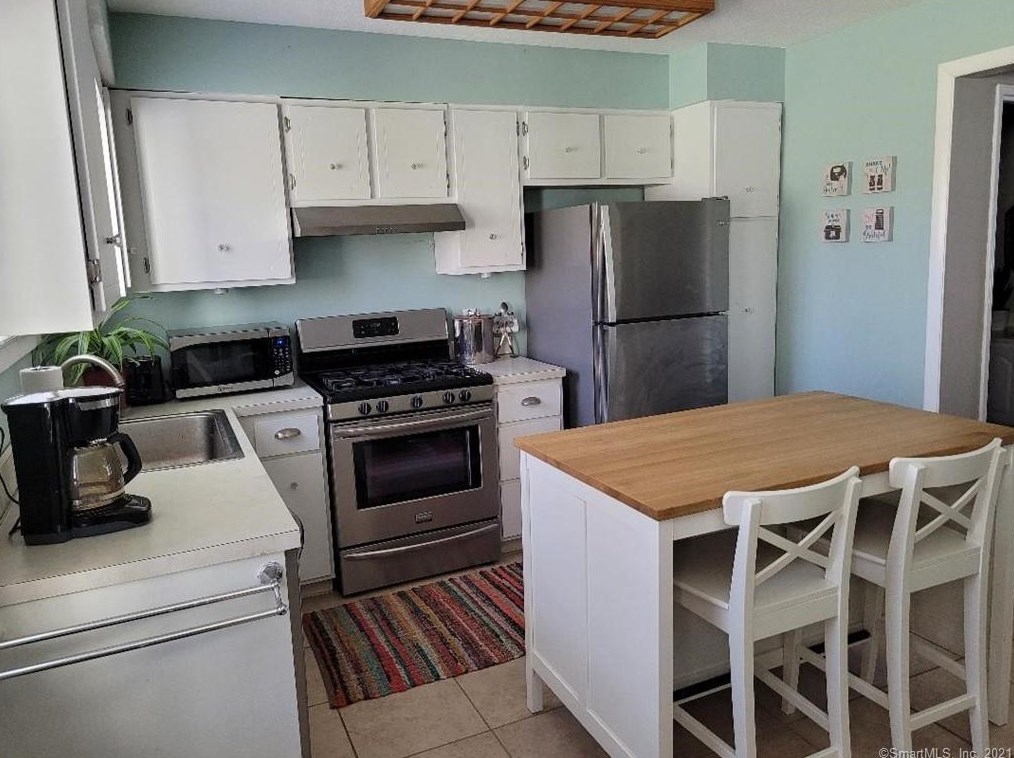 61 Hampton Park #61, Branford, CT 06405