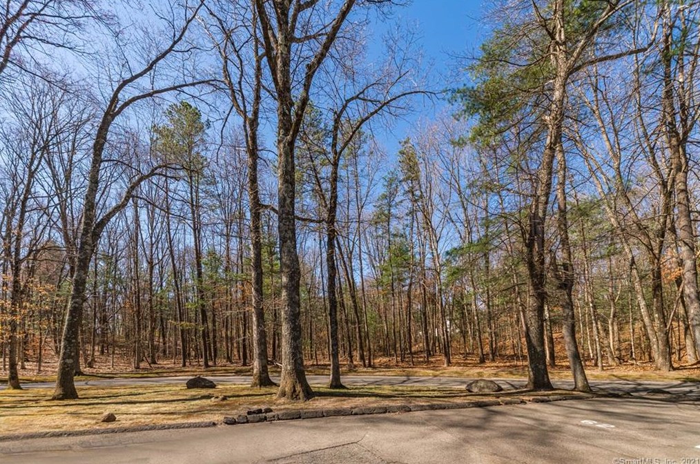 239 Old Farms Rd, Avon CT 06001-2202 exterior