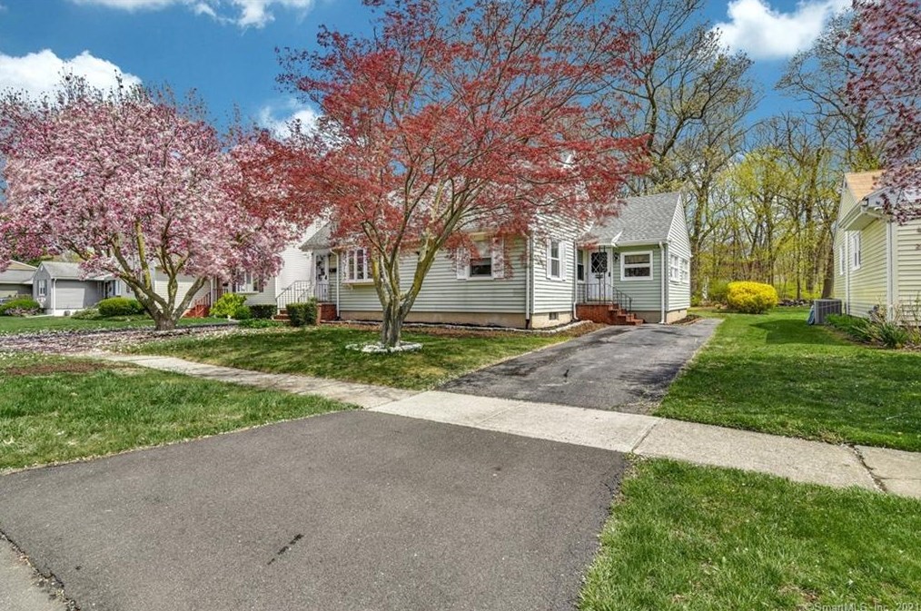 100 Karen Ave, Stratford, CT 06614-2611