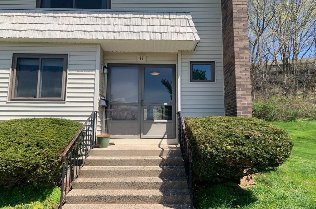 11 Holly Ct, Cromwell, CT 06416-1706