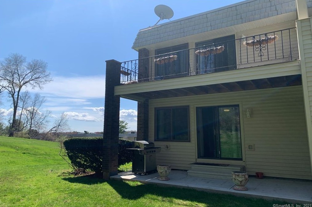 11 Holly Ct, Cromwell CT  06416-1706 exterior