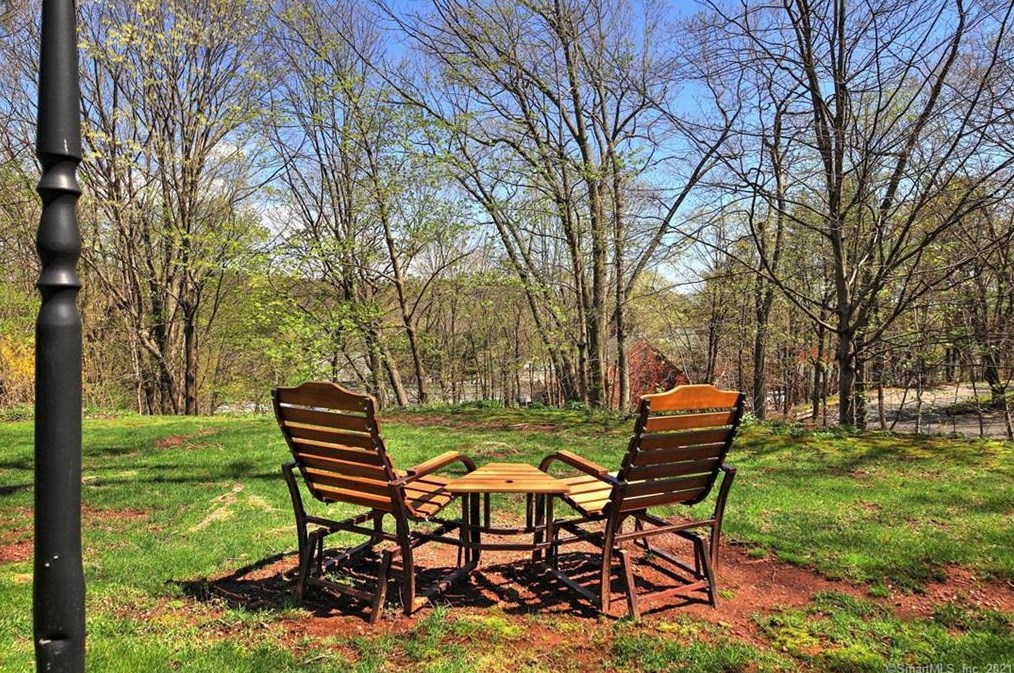 13 Charlton Hill Rd, New Haven CT 06518-2550 exterior