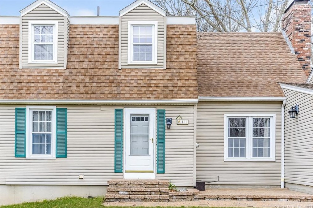 11 Lena Dr, Uncasville, CT 06382