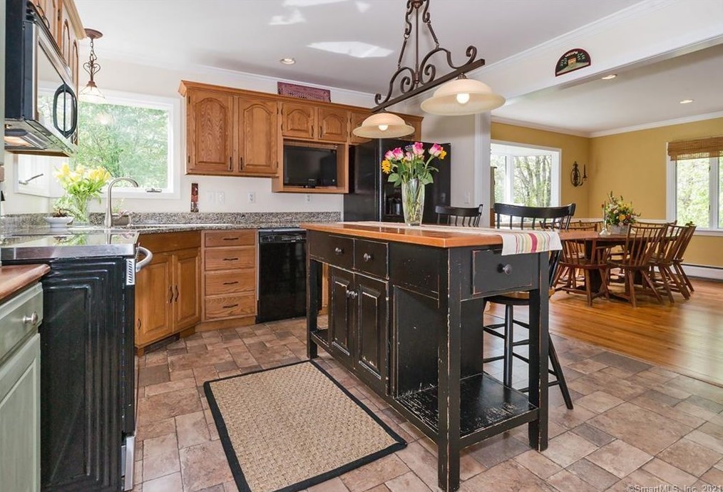 10 Woodbine Ln, Sandy Hook, CT 06482