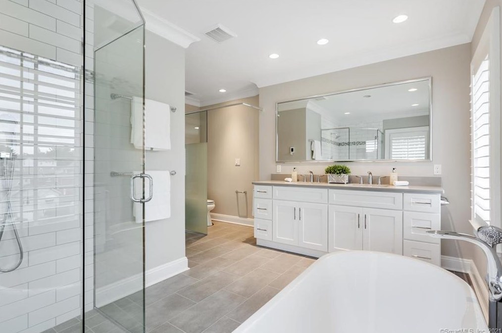 552 River Rd, Cos Cob CT  06807-1905 exterior