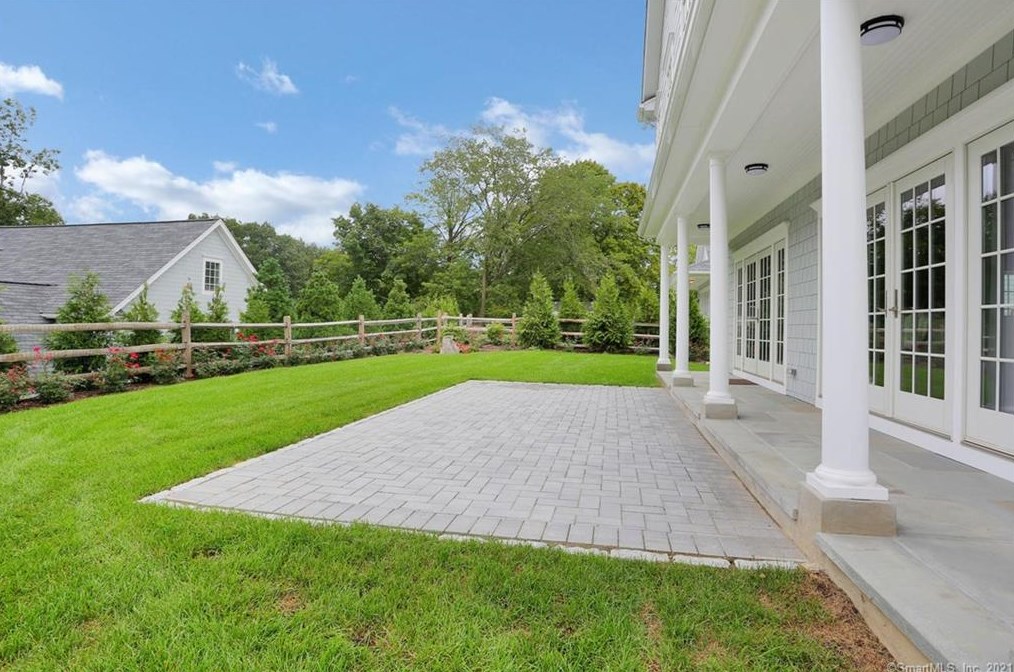 552 River Rd, Cos Cob CT  06807-1905 exterior