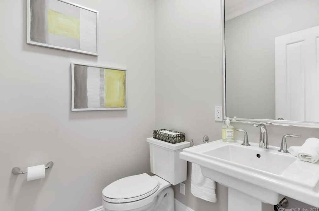 552 River Rd, Cos Cob CT  06807-1905 exterior