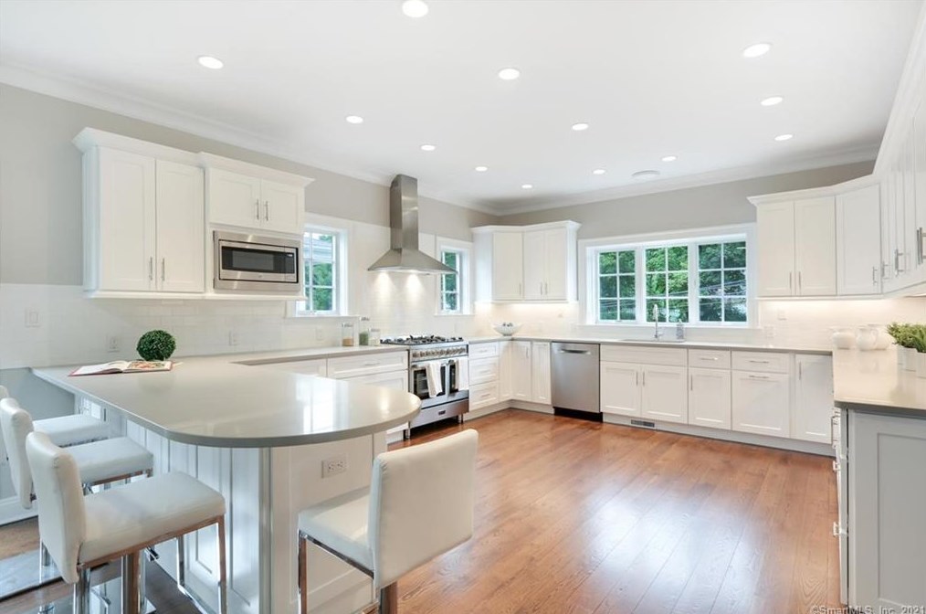 552 River Rd, Cos Cob CT  06807-1905 exterior