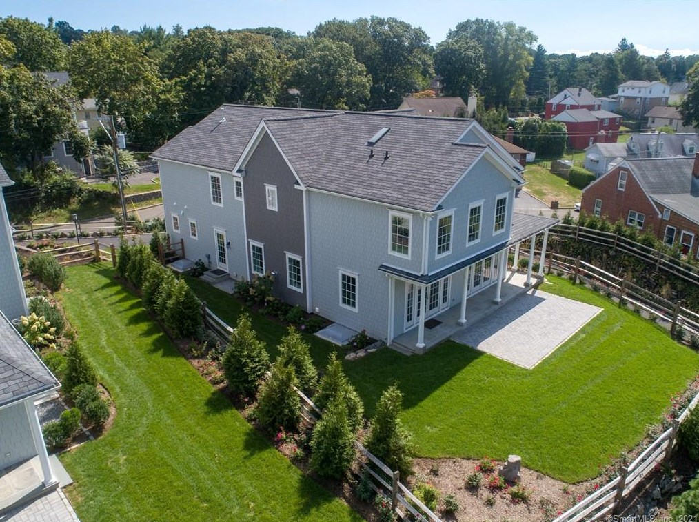 552 River Rd, Cos Cob CT  06807-1905 exterior