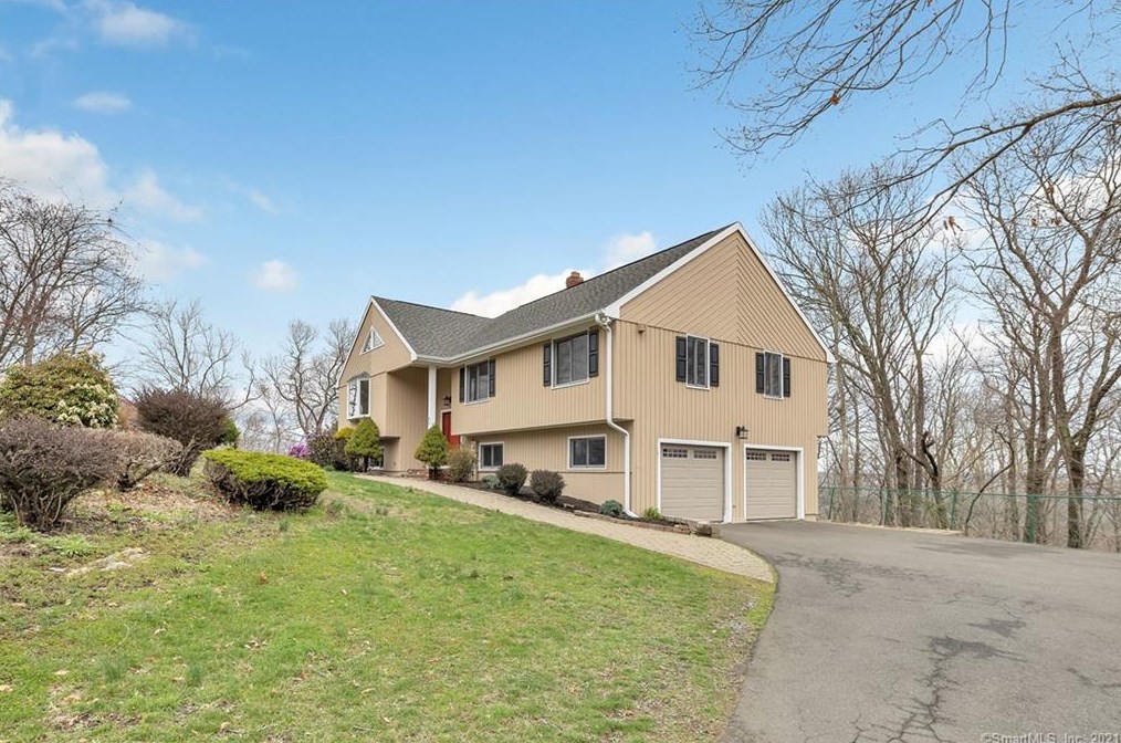 95 Crown View Dr, Upper Stepney, CT 06468