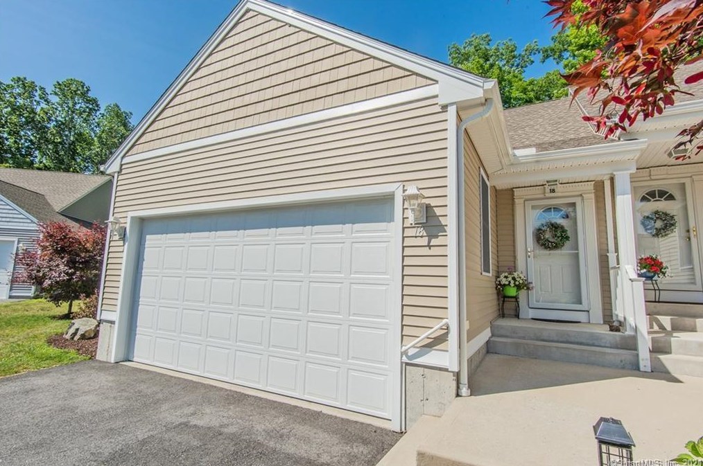 18 Commonway Dr, Brooklyn, CT 06234-1838