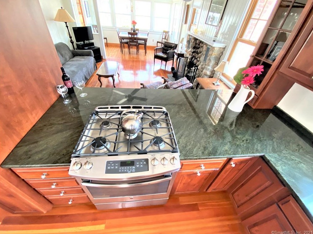 30 Saunders Dr, Niantic, CT 06357