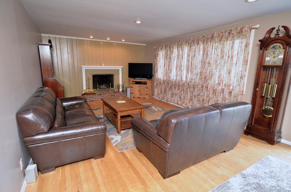 673 Cutspring Rd, Stratford, CT 06614-2447