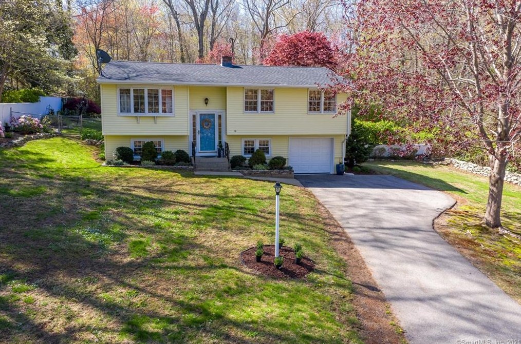 10 Briarwood Dr, Quaker Hill, CT 06375