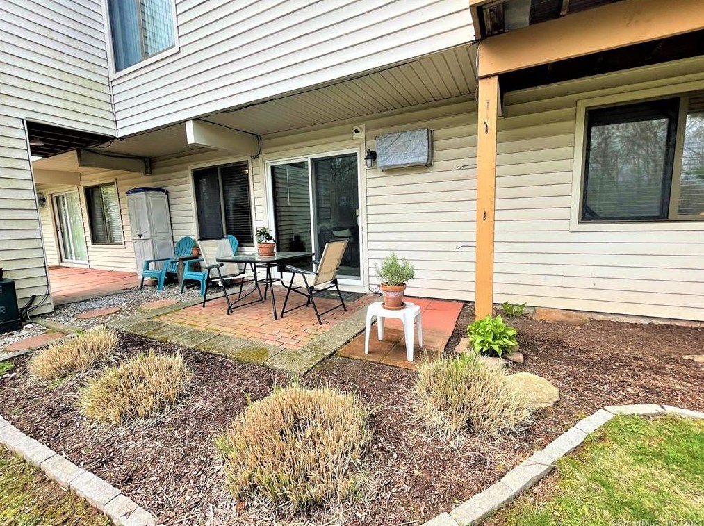 1 Woodland Dr, Cromwell CT  06416-1148 exterior