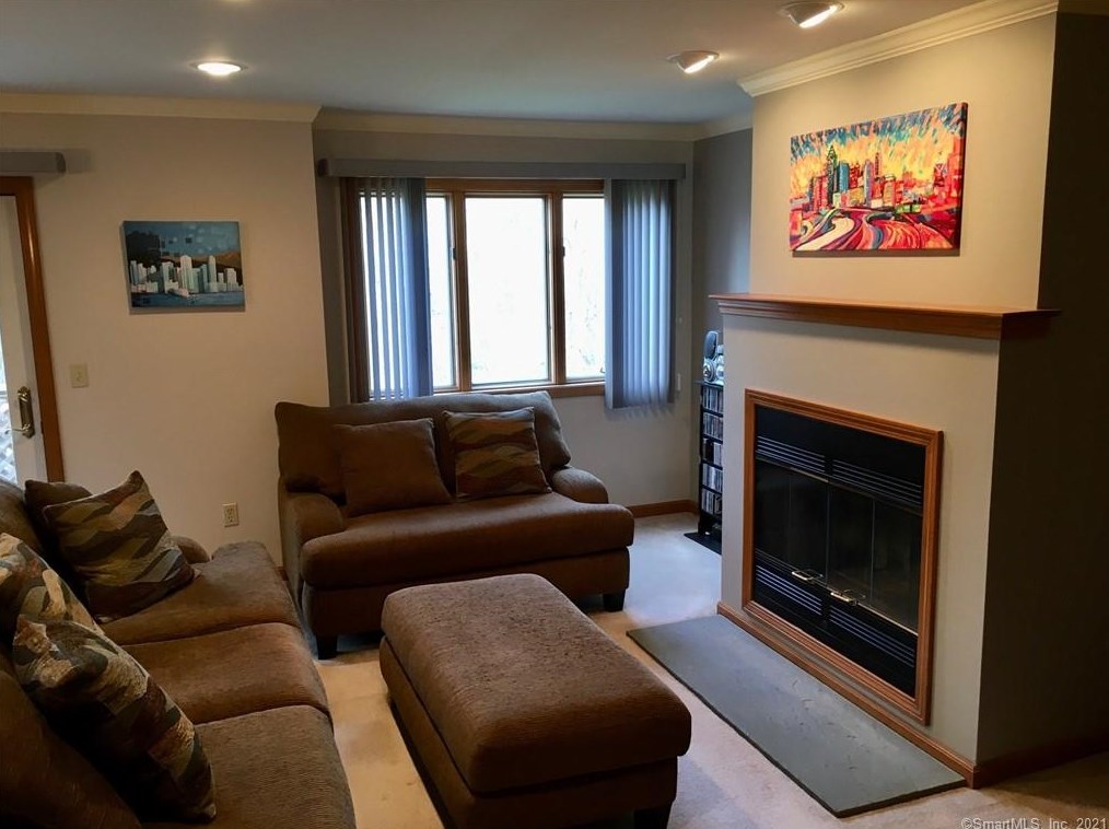 288 Foxboro Dr, Hartford, CT 06111 exterior