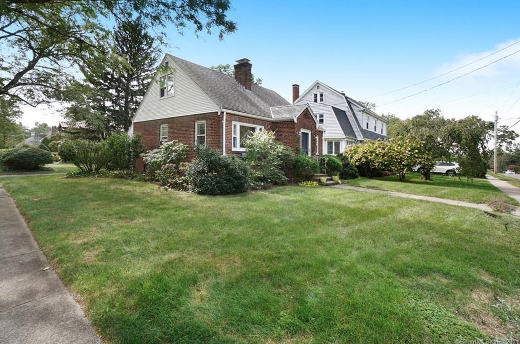 93 Ridgewood Ave, North Haven, CT 06473