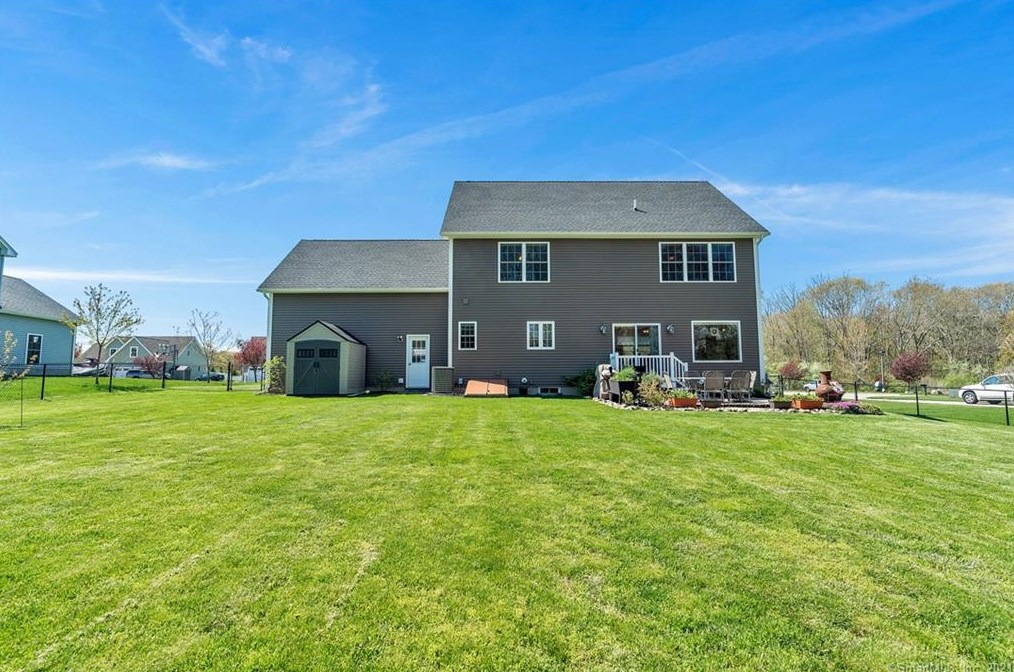 22 Grandview Farm Dr, Pawcatuck, CT 06379-1288